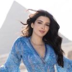 سارة بركة تبهر متابعيها في أحدث جلسة تصوير لها أمام الأهرامات