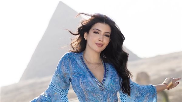 سارة بركة تبهر متابعيها في أحدث جلسة تصوير لها أمام الأهرامات