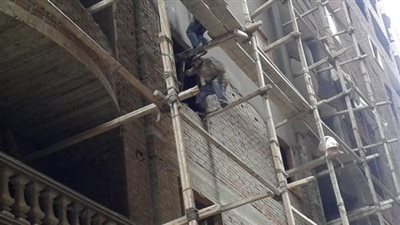 سقالة تنهار وتخطف الأرواح.. مصرع عامل وإصابة آخر في أكتوبر