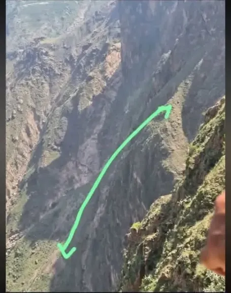 سقوط امرأة من رأس جبل إلى وادٍ سحيق في عمران (فيديو)