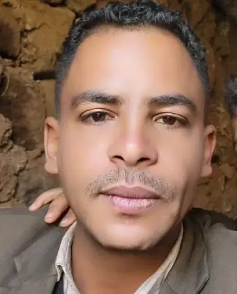 سقوط صخرة ضخمة على شاب أثناء مشاركته في شق طريق في إب ووفاته على الفور- نبض مصر