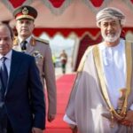 سلطان عمان يستقبل الرئيس السيسي فور وصوله إلى السلطنة في زيارة أخوية