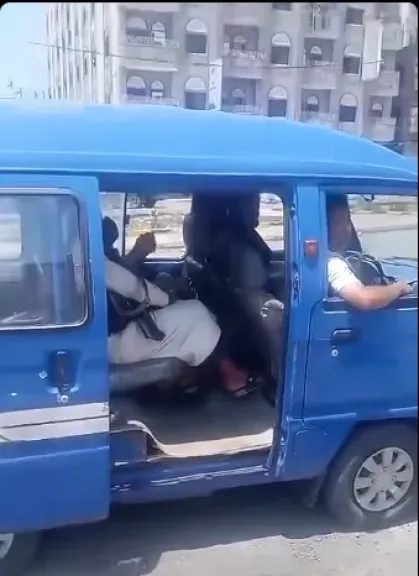 شاهد.. محاولة اختطاف مديرة مدرسة في مدينة تعز.. ومفاجأة بشأن هوية الجاني (فيديو)