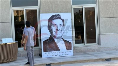 طائرة درون ولافتة بـ “نسيانك صعب أكيد”.. اللقطات الأولى من عزاء هاني شاكر- نبض مصر