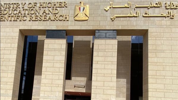 عاجل| التعليم تكشف ملابسات واقعة خادشة للحياء أمام سور كلية البنات- نبض مصر