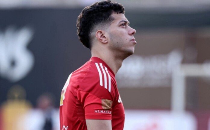 عرض عربي يغري نجم الأهلي قبل لقاء القمة