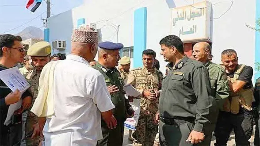 قاضية عدنية تشيد بجهود موظفي الأحوال المدنية رغم محدودية الإمكانات وكثافة الإقبال