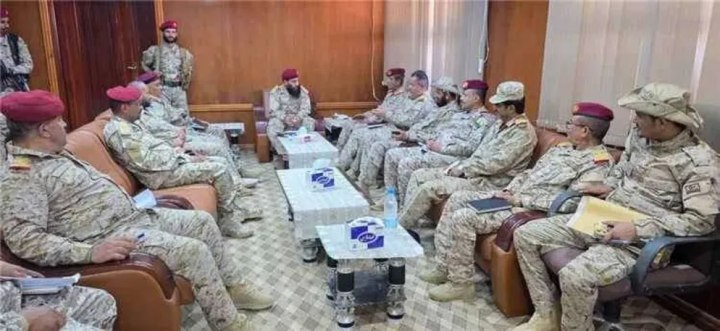 قيادة المنطقة العسكرية الرابعة تُعقد اجتماعًا موسعًا بمشاركة محور الضالع القتالي لمناقشة المستجدات الميدانية