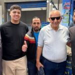 كامل أبو علي يزور سوق الأسماك ببورسعيد وسط ترحيب جماهيري قبل مواجهة سيراميكا بدوري نايل