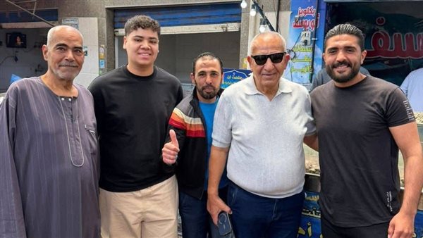كامل أبو علي يزور سوق الأسماك ببورسعيد وسط ترحيب جماهيري قبل مواجهة سيراميكا بدوري نايل