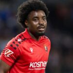 لاعب أوساسونا يعلق بين شوطي المباراة