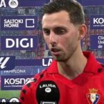 لاعب اوساسونا يتحسر على الهزيمة أمام برشلونة