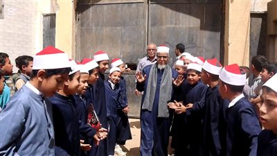 “لبيك اللهم لبيك”.. طلاب الأزهر يصنعون ممرًا شرفيًا مهيبًا لتكريم “أمين المعهد” ببني سويف لبلوغه سن المعاش