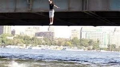لحظات رعب أعلى كوبري الساحل.. الأهالي ينقذون عاملًا قبل إنهاء حياته بالنيل- نبض مصر