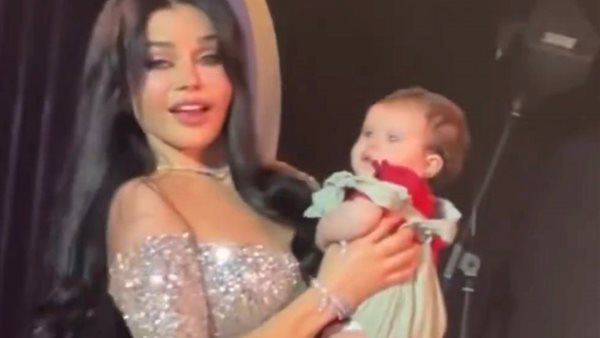 لحظة إنسانية مؤثرة.. هيفاء وهبي تحمل طفلًا على المسرح وتخطف القلوب- نبض مصر