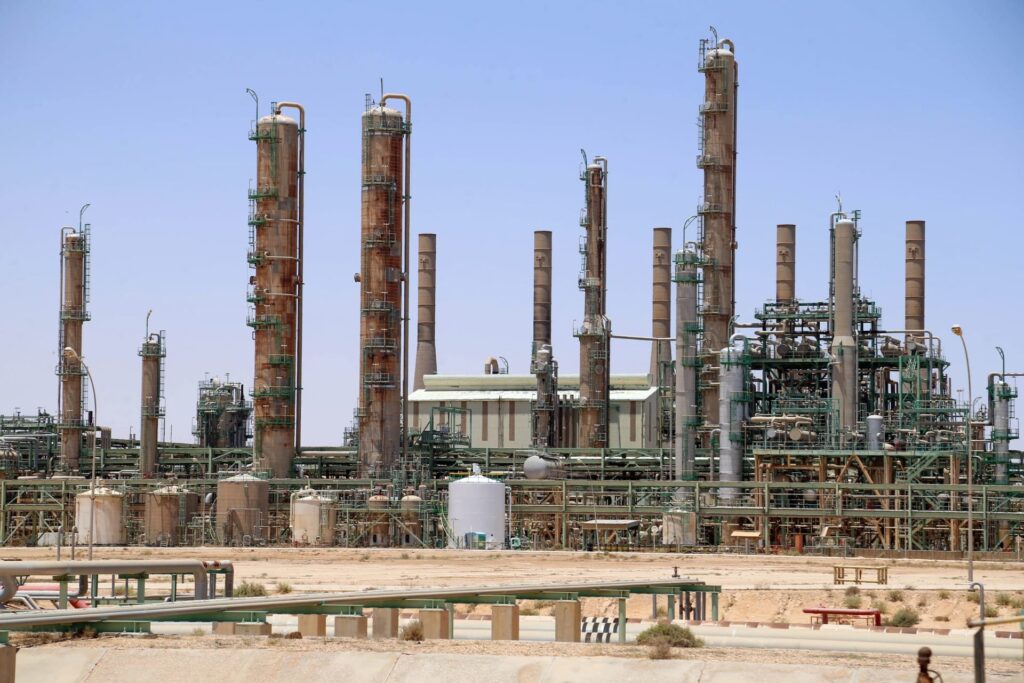 ليبيا: مصفاة الزاوية النفطية تتوقف عن العمل بشكل كامل عقب اندلاع اشتباكات مسلحة