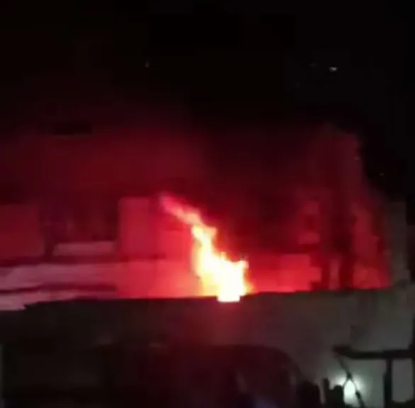 ماس كهربائي يُشعل النيران في فلة مهران القباطي بكود عنبر- نبض مصر