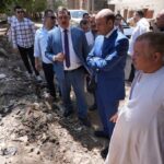 محافظ أسيوط يصطحب صاحب شكوى بسيارته ويفتح تحقيقاً مع مسؤولي القوصية