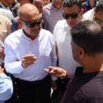 محافظ السويس يؤدي صلاة الجمعة بمسجد الهدى ويتفقد أحوال المواطنين بحي الأربعين