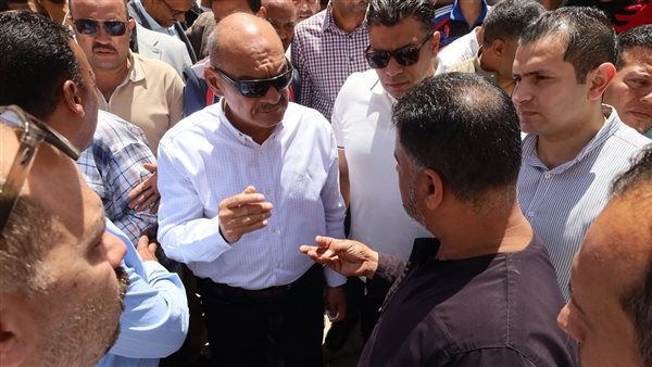محافظ السويس يؤدي صلاة الجمعة بمسجد الهدى ويتفقد أحوال المواطنين بحي الأربعين
