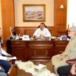 محافظ بورسعيد يستقبل عددًا من المواطنين بمكتبه ويوجه بسرعة تلبية مطالبهم