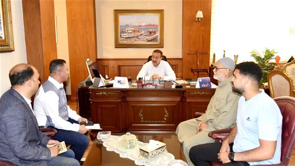 محافظ بورسعيد يستقبل عددًا من المواطنين بمكتبه ويوجه بسرعة تلبية مطالبهم