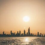 مدينة الكويت تزدان بأبراجها الشامخة بين وهج الغروب وسكينة البحر