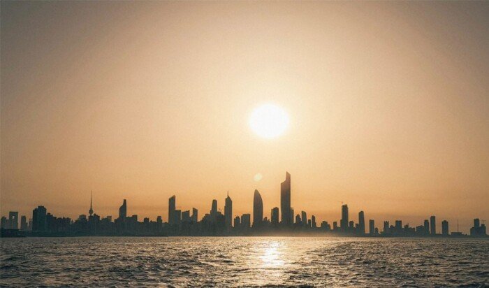 مدينة الكويت تزدان بأبراجها الشامخة بين وهج الغروب وسكينة البحر
