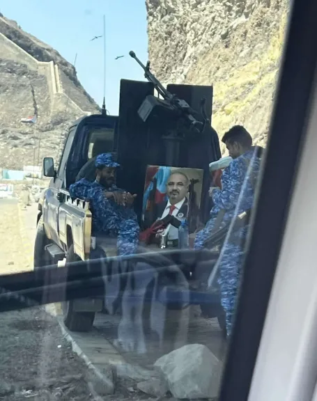 مصادر محلية: وحدات عسكرية ترفع صور رئيس الانتقالي الجنوبي في نقاط التمركز بالعاصمة المؤقتة- نبض مصر