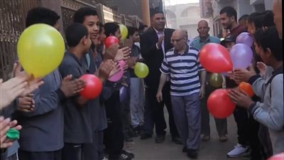 ممر شرفي بطول كيلومتر كامل.. تكريم استثنائي لكبير معلمي “مدرسة عمر حموده جاد” في أطواب ببني سويف- نبض مصر