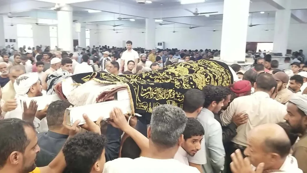 موكب جنائزي مهيب يشيّع جثمان الدكتور عبدالرحمن الشاعر في عدن وسط هتافات تطالب بالعدالة- نبض مصر