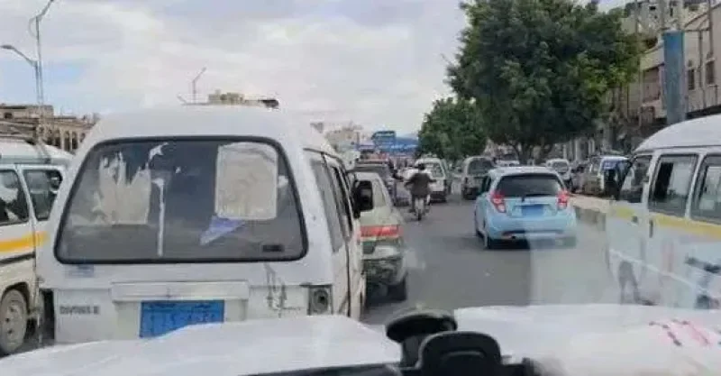 موكب عرس يقطع شارع الستين في صنعاء ويشل حركة المرور- نبض مصر
