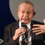 نجيب ساويرس ينتقد رسوم مغادرة البلاد: سياسة جباية منفرة تضر بالاقتصاد