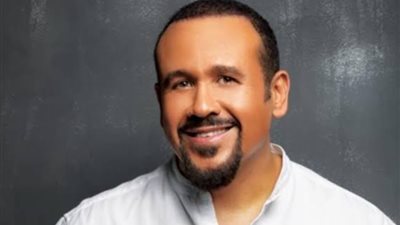 هشام عباس عن تأديته لأسماء الله الحسنى في جنازة هاني شاكر: مكنتش محضر أعمل كدا- نبض مصر