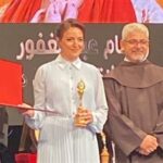 هو السبب في كل الي وصلتله.. ريهام عبد الغفور تهدى جائزتها في مهرجان المركز الكاثوليكي لوالدها