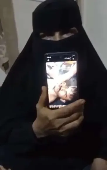 والدة يمنية تستغيث بعد مقتل ابنها: ”عذبوه وشلوه من المفلحي وجابوه لي جثة هامدة”