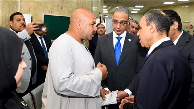 «وجهًا لوجه مع المواطن».. لقطات إنسانية خلال افتتاح وزير الخارجية مكتب تصديقات أحمد عرابي- نبض مصر