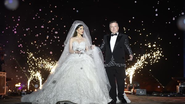وحيدة بملامح حزينة.. باسل سماقية يساند ابنته فلك بعد أنباء طلاقها قبل ساعات من زفاف شقيقتها
