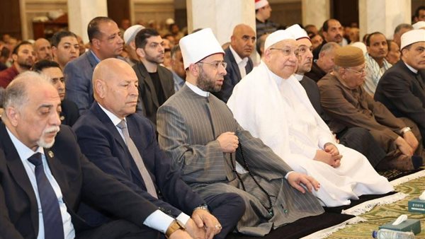 وزير الأوقاف ومحافظ القاهرة يؤديان صلاة الجمعة بمسجد السيدة نفيسة| صور