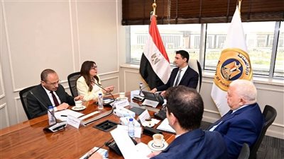 وزير الصناعة يلتقي مسؤولي شركة طاقة عربية لبحث مشروعات الشركة في مجالات توزيع الكهرباء والغاز الطبيعي