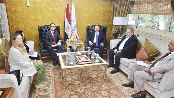 وزير النقل يبحث مع السفير الإسباني تعزيز التعاون في قطاعات النقل المختلفة