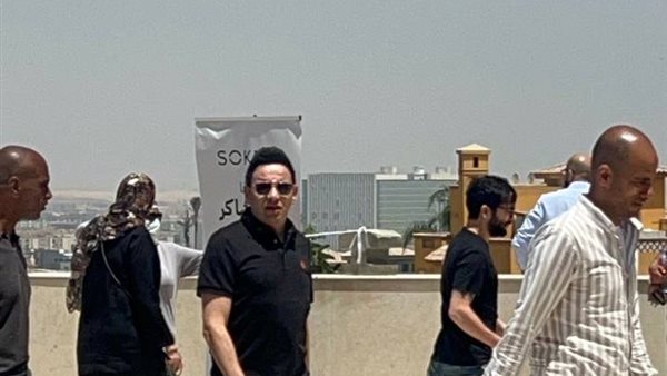 وصول مصطفى قمر وإيهاب توفيق مسجد أبو شقة لتشييع جثمان هاني شاكر- نبض مصر